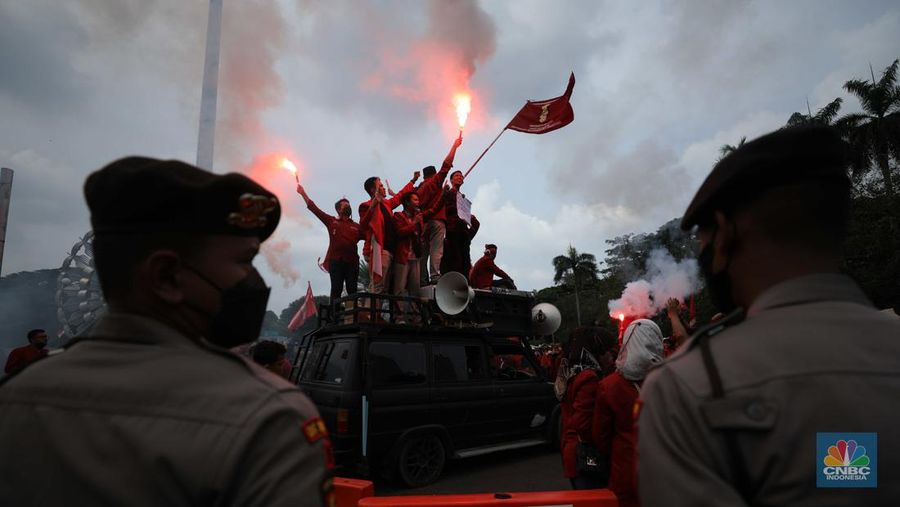 Sejumlah massa aksi melakukan aksi demo di kawasan Patung Kuda, Jakarta Pusat, Jumat (9/9/2022). Mereka berdemo menolak kenaikan harga bahan bakar minyak (BBM). (CNBC Indonesia/ Tri Susilo)