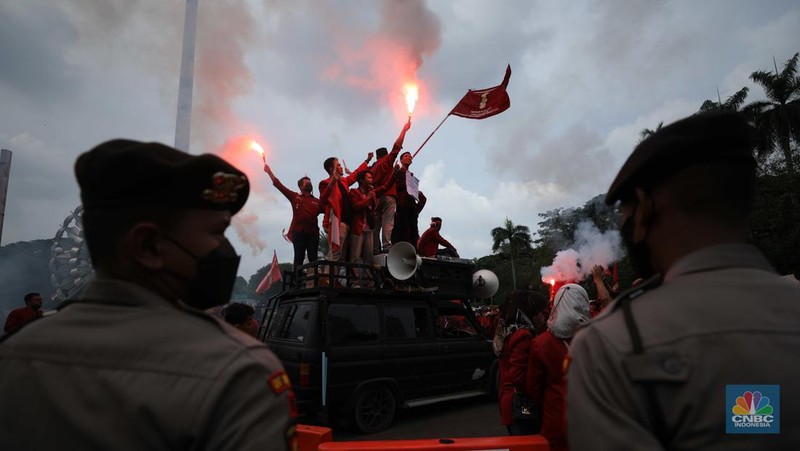 Sejumlah massa aksi melakukan aksi demo di kawasan Patung Kuda, Jakarta Pusat, Jumat (9/9/2022). Mereka berdemo menolak kenaikan harga bahan bakar minyak (BBM). (CNBC Indonesia/ Tri Susilo)