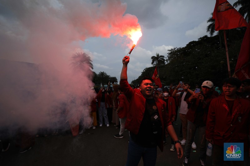 Sejumlah massa aksi melakukan aksi demo di kawasan Patung Kuda, Jakarta Pusat, Jumat (9/9/2022). Mereka berdemo menolak kenaikan harga bahan bakar minyak (BBM). (CNBC Indonesia/ Tri Susilo)