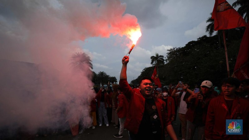 Sejumlah massa aksi melakukan aksi demo di kawasan Patung Kuda, Jakarta Pusat, Jumat (9/9/2022). Mereka berdemo menolak kenaikan harga bahan bakar minyak (BBM). (CNBC Indonesia/ Tri Susilo)