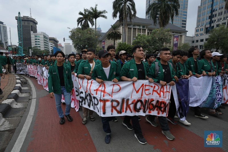 Sejumlah massa aksi melakukan aksi demo di kawasan Patung Kuda, Jakarta Pusat, Jumat (9/9/2022). Mereka berdemo menolak kenaikan harga bahan bakar minyak (BBM). (CNBC Indonesia/ Tri Susilo)
