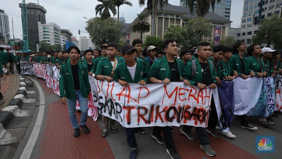 Sejumlah massa aksi melakukan aksi demo di kawasan Patung Kuda, Jakarta Pusat, Jumat (9/9/2022). Mereka berdemo menolak kenaikan harga bahan bakar minyak (BBM). (CNBC Indonesia/ Tri Susilo)