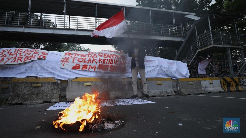 Sejumlah massa aksi melakukan aksi demo di kawasan Patung Kuda, Jakarta Pusat, Jumat (9/9/2022). Mereka berdemo menolak kenaikan harga bahan bakar minyak (BBM). (CNBC Indonesia/ Tri Susilo)