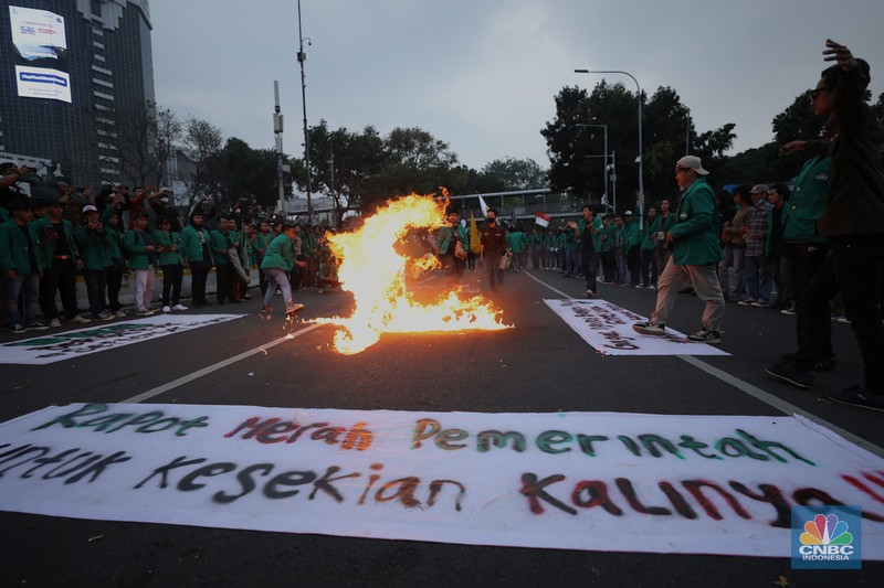 Demo Tolak Kenaikan BBM Sejumlah massa aksi melakukan aksi demo di kawasan Patung Kuda, Jakarta Pusat, Jumat (9/9/2022). Mereka berdemo menolak kenaikan harga bahan bakar minyak (BBM). (CNBC Indonesia/ Tri Susilo)