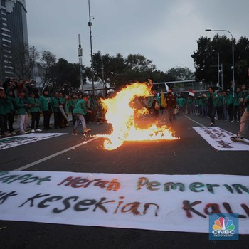 Driver Ojol dan Mahasiswa Bakar Ban Tolak Kenaikan Harga BBM