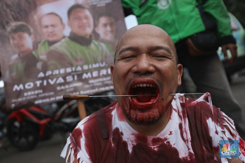 Demo Tolak Kenaikan BBM Sejumlah massa aksi melakukan aksi demo di kawasan Patung Kuda, Jakarta Pusat, Jumat (9/9/2022). Mereka berdemo menolak kenaikan harga bahan bakar minyak (BBM). (CNBC Indonesia/ Tri Susilo)