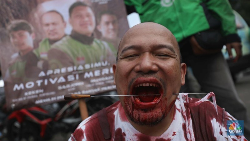 Sejumlah massa aksi melakukan aksi demo di kawasan Patung Kuda, Jakarta Pusat, Jumat (9/9/2022). Mereka berdemo menolak kenaikan harga bahan bakar minyak (BBM). (CNBC Indonesia/ Tri Susilo)