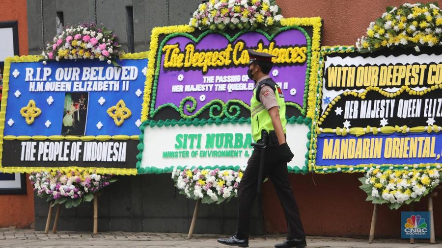 Sejumlah karangan bunga ucapan belansungkawa ditempatkan di depan kedubes Inggris, Kuningan, Jakarta Selatan, Jumat, 9/9/2022. 
 Karangan bunga tersebut sebagai bentuk duka cita atas meninggalnya Ratu Inggris, Elizabeth II. (CNBC Indonesia/ Muhammad Sabki)