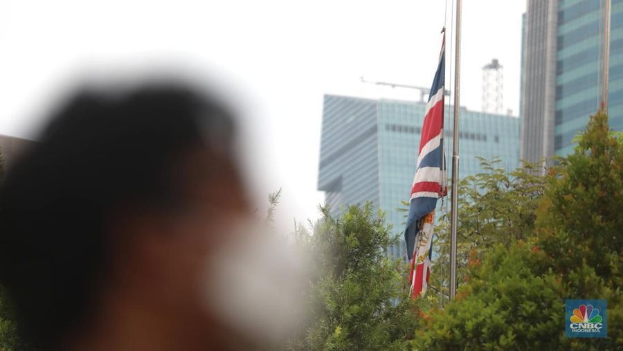 Sejumlah karangan bunga ucapan belansungkawa ditempatkan di depan kedubes Inggris, Kuningan, Jakarta Selatan, Jumat, 9/9/2022. 
 Karangan bunga tersebut sebagai bentuk duka cita atas meninggalnya Ratu Inggris, Elizabeth II. (CNBC Indonesia/ Muhammad Sabki)