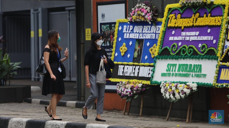 Karangan bunga bentuk duka cita atas meninggalnya Ratu Inggris, Elizabeth II di Kedubes Inggris, Jakarta Sejumlah karangan bunga ucapan belansungkawa ditempatkan di depan kedubes Inggris, Kuningan, Jakarta Selatan, Jumat, 9/9/2022.
Karangan bunga tersebut sebagai bentuk duka cita atas meninggalnya Ratu Inggris, Elizabeth II. (CNBC Indonesia/ Muhammad Sabki)