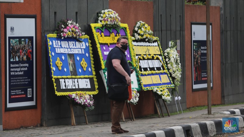Sejumlah karangan bunga ucapan belansungkawa ditempatkan di depan kedubes Inggris, Kuningan, Jakarta Selatan, Jumat, 9/9/2022. 
 Karangan bunga tersebut sebagai bentuk duka cita atas meninggalnya Ratu Inggris, Elizabeth II. (CNBC Indonesia/ Muhammad Sabki)