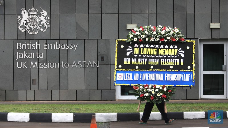 Karangan bunga bentuk duka cita atas meninggalnya Ratu Inggris, Elizabeth II di Kedubes Inggris, Jakarta Sejumlah karangan bunga ucapan belansungkawa ditempatkan di depan kedubes Inggris, Kuningan, Jakarta Selatan, Jumat, 9/9/2022.
Karangan bunga tersebut sebagai bentuk duka cita atas meninggalnya Ratu Inggris, Elizabeth II. (CNBC Indonesia/ Muhammad Sabki)