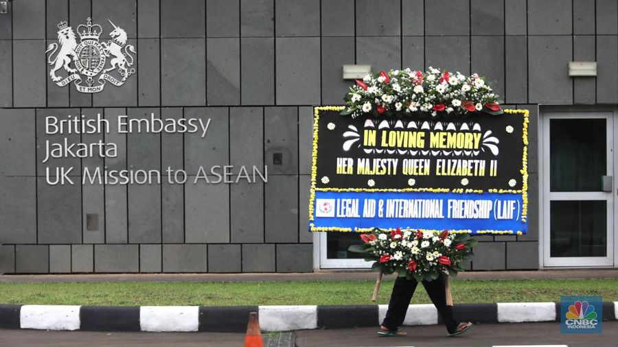 Sejumlah karangan bunga ucapan belansungkawa ditempatkan di depan kedubes Inggris, Kuningan, Jakarta Selatan, Jumat, 9/9/2022. 
 Karangan bunga tersebut sebagai bentuk duka cita atas meninggalnya Ratu Inggris, Elizabeth II. (CNBC Indonesia/ Muhammad Sabki)