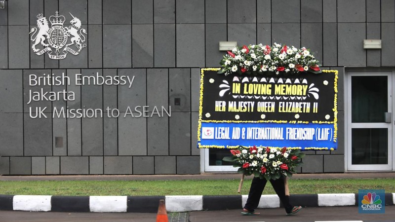 Sejumlah karangan bunga ucapan belansungkawa ditempatkan di depan kedubes Inggris, Kuningan, Jakarta Selatan, Jumat, 9/9/2022. 
 Karangan bunga tersebut sebagai bentuk duka cita atas meninggalnya Ratu Inggris, Elizabeth II. (CNBC Indonesia/ Muhammad Sabki)