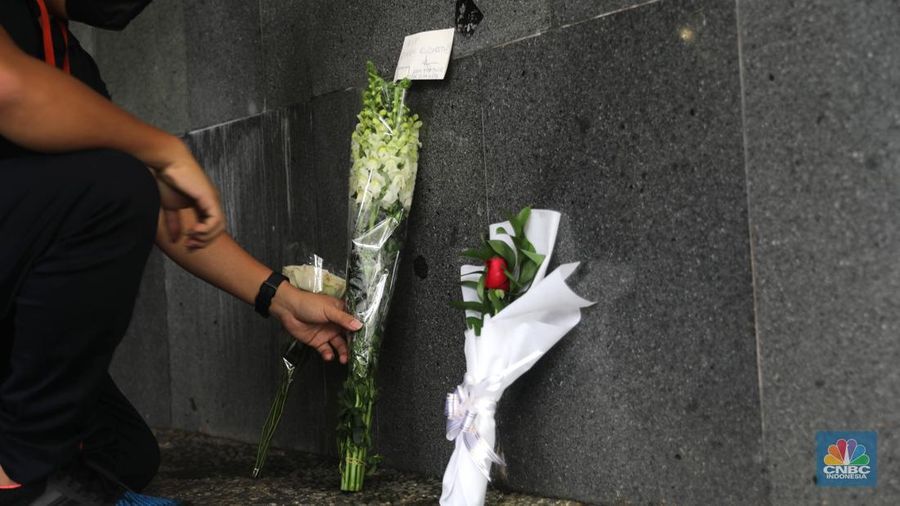 Sejumlah karangan bunga ucapan belansungkawa ditempatkan di depan kedubes Inggris, Kuningan, Jakarta Selatan, Jumat, 9/9/2022. 
 Karangan bunga tersebut sebagai bentuk duka cita atas meninggalnya Ratu Inggris, Elizabeth II. (CNBC Indonesia/ Muhammad Sabki)