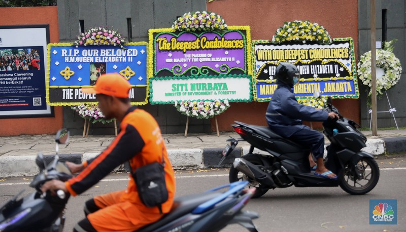 Karangan bunga bentuk duka cita atas meninggalnya Ratu Inggris, Elizabeth II di Kedubes Inggris, Jakarta Sejumlah karangan bunga ucapan belansungkawa ditempatkan di depan kedubes Inggris, Kuningan, Jakarta Selatan, Jumat, 9/9/2022.
Karangan bunga tersebut sebagai bentuk duka cita atas meninggalnya Ratu Inggris, Elizabeth II. (CNBC Indonesia/ Muhammad Sabki)