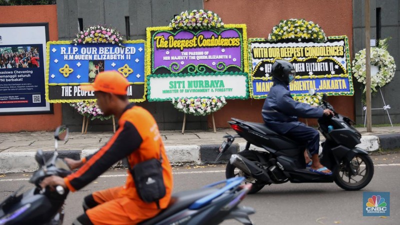 Sejumlah karangan bunga ucapan belansungkawa ditempatkan di depan kedubes Inggris, Kuningan, Jakarta Selatan, Jumat, 9/9/2022. 
 Karangan bunga tersebut sebagai bentuk duka cita atas meninggalnya Ratu Inggris, Elizabeth II. (CNBC Indonesia/ Muhammad Sabki)