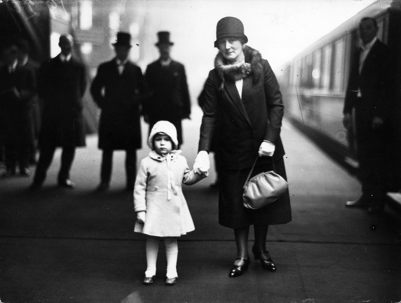 Potret keluarga Duke dan Duchess of York (kemudian Raja George VI dan Ratu Elizabeth) dengan Putri yang baru lahir (kemudian Ratu Elizabeth II). (Photo by: Universal History Archive/Universal Images Group via Getty Images)