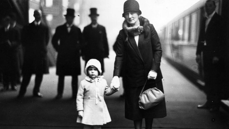 Potret keluarga Duke dan Duchess of York (kemudian Raja George VI dan Ratu Elizabeth) dengan Putri yang baru lahir (kemudian Ratu Elizabeth II). (Photo by: Universal History Archive/Universal Images Group via Getty Images)