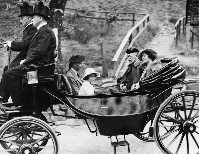 Ratu Elizabeth II Potret keluarga Duke dan Duchess of York (kemudian Raja George VI dan Ratu Elizabeth) dengan Putri yang baru lahir (kemudian Ratu Elizabeth II). (Photo by: Universal History Archive/Universal Images Group via Getty Images)
