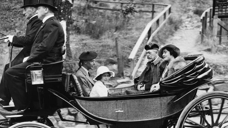 Potret keluarga Duke dan Duchess of York (kemudian Raja George VI dan Ratu Elizabeth) dengan Putri yang baru lahir (kemudian Ratu Elizabeth II). (Photo by: Universal History Archive/Universal Images Group via Getty Images)