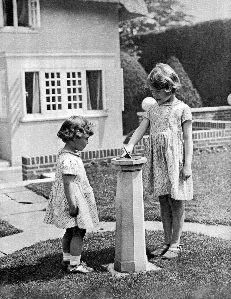 Ratu Elizabeth II Potret keluarga Duke dan Duchess of York (kemudian Raja George VI dan Ratu Elizabeth) dengan Putri yang baru lahir (kemudian Ratu Elizabeth II). (Photo by: Universal History Archive/Universal Images Group via Getty Images)