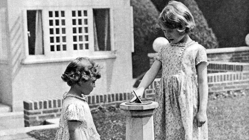 Potret keluarga Duke dan Duchess of York (kemudian Raja George VI dan Ratu Elizabeth) dengan Putri yang baru lahir (kemudian Ratu Elizabeth II). (Photo by: Universal History Archive/Universal Images Group via Getty Images)