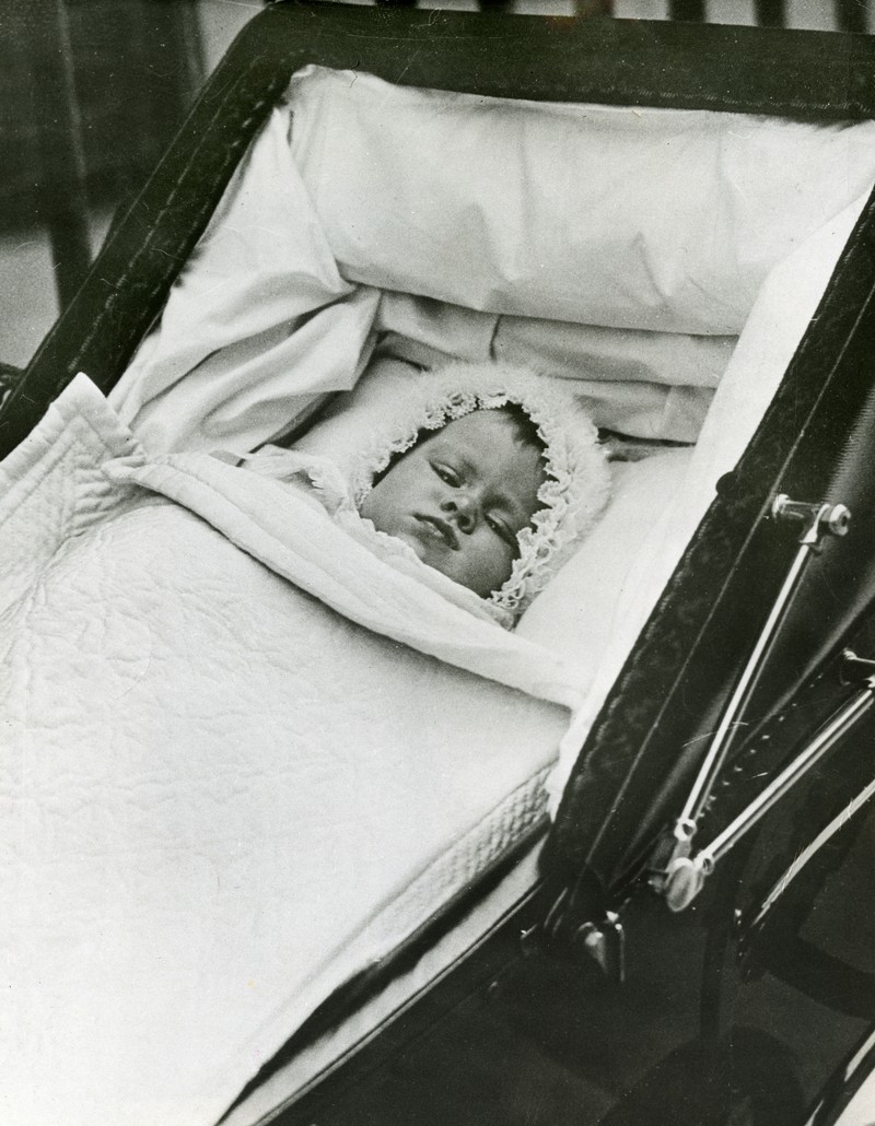 Ratu Elizabeth II Potret keluarga Duke dan Duchess of York (kemudian Raja George VI dan Ratu Elizabeth) dengan Putri yang baru lahir (kemudian Ratu Elizabeth II). (Photo by: Universal History Archive/Universal Images Group via Getty Images)