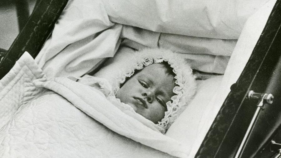 Potret keluarga Duke dan Duchess of York (kemudian Raja George VI dan Ratu Elizabeth) dengan Putri yang baru lahir (kemudian Ratu Elizabeth II). (Photo by: Universal History Archive/Universal Images Group via Getty Images)