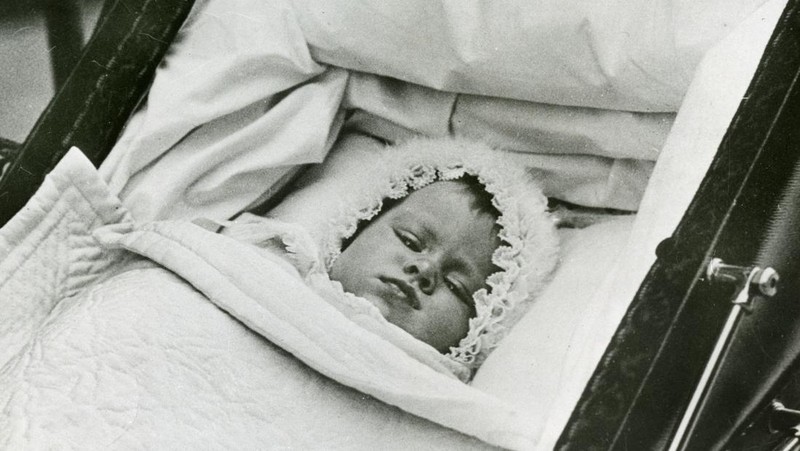 Potret keluarga Duke dan Duchess of York (kemudian Raja George VI dan Ratu Elizabeth) dengan Putri yang baru lahir (kemudian Ratu Elizabeth II). (Photo by: Universal History Archive/Universal Images Group via Getty Images)