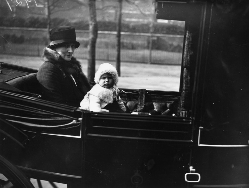 Potret keluarga Duke dan Duchess of York (kemudian Raja George VI dan Ratu Elizabeth) dengan Putri yang baru lahir (kemudian Ratu Elizabeth II). (Photo by: Universal History Archive/Universal Images Group via Getty Images)