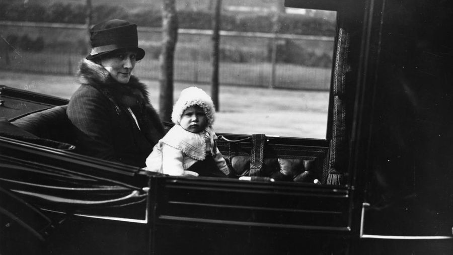 Potret keluarga Duke dan Duchess of York (kemudian Raja George VI dan Ratu Elizabeth) dengan Putri yang baru lahir (kemudian Ratu Elizabeth II). (Photo by: Universal History Archive/Universal Images Group via Getty Images)