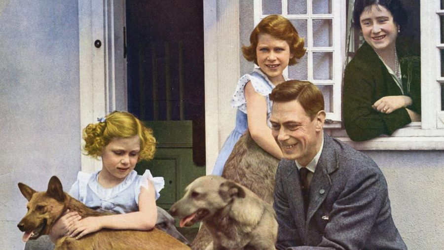 Potret keluarga Duke dan Duchess of York (kemudian Raja George VI dan Ratu Elizabeth) dengan Putri yang baru lahir (kemudian Ratu Elizabeth II). (Photo by: Universal History Archive/Universal Images Group via Getty Images)