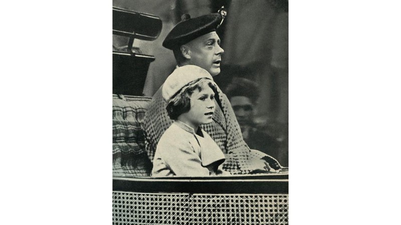 Potret keluarga Duke dan Duchess of York (kemudian Raja George VI dan Ratu Elizabeth) dengan Putri yang baru lahir (kemudian Ratu Elizabeth II). (Photo by: Universal History Archive/Universal Images Group via Getty Images)