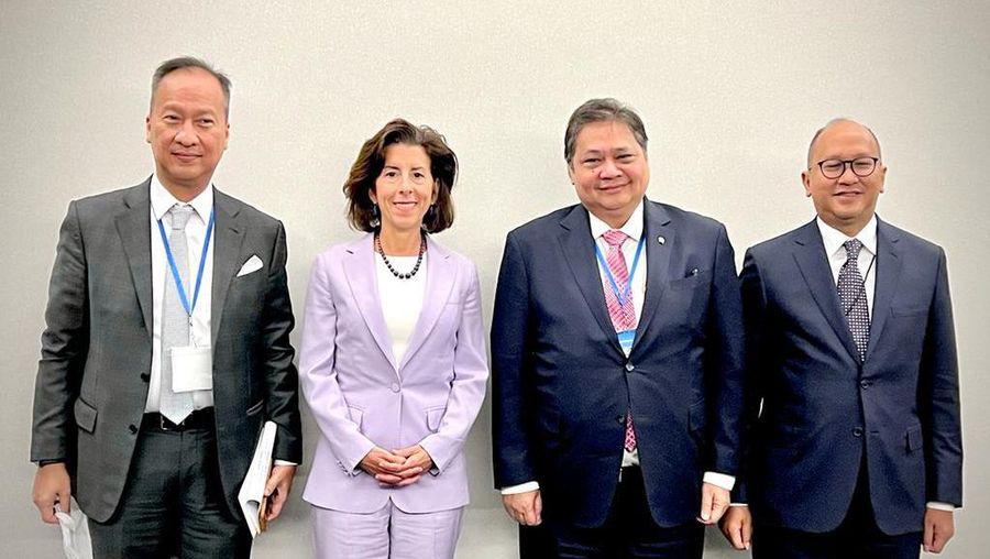 Pertemuan bilateral Menteri Koordinator bidang Perekonomian Airlangga Hartarto dengan Gina Raimondo, U.S. Secretary of Commerce, Kamis (8 September 2022) di sela  Pertemuan Tingkat Menteri (PTM) Indo-Pasific Economic Framework (IPEF) for Prosperity.  Menko Airlangga didampingi oleh Menteri Perindustrian Agus Gumiwang Kartasasmita, Duta Besar RI untuk Amerika Serikat (AS), Sesmenko Perekonomian, dan Dirjen KPAII Kementerian Perindustrian. (Dok. Kemenko Perekonomian)