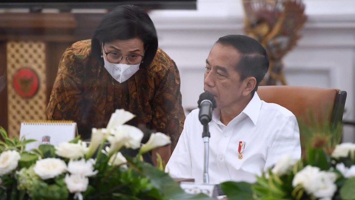 Presiden Joko Widodo bersama Menteri Keuangan Sri Mulyani mengikuti rapat tertutup di Istana Kepresidenan Jakarta. Presiden Joko Widodo bersama Menteri Keuangan Sri Mulyani mengikuti rapat tertutup di Istana Kepresidenan Jakarta. (Foto: Lukas - Biro Pers Sekretariat Presiden)