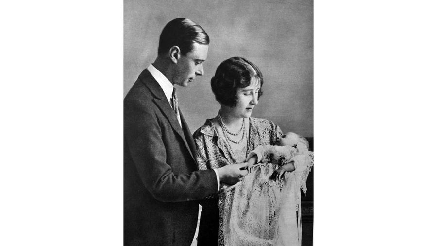 Potret keluarga Duke dan Duchess of York (kemudian Raja George VI dan Ratu Elizabeth) dengan Putri yang baru lahir (kemudian Ratu Elizabeth II). (Photo by: Universal History Archive/Universal Images Group via Getty Images)