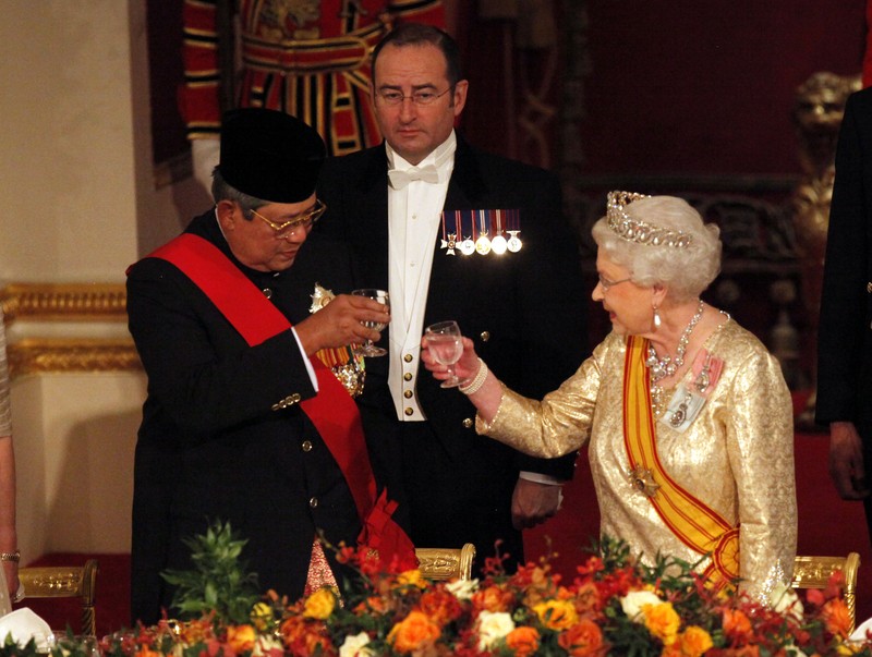 Ratu Inggris Elizabeth II, didampingi oleh Presiden Indonesia Soeharto (kiri) dan Pangeran Philip, diperkenalkan kepada anggota Kabinet Indonesia, di Jakarta, pada 18 Maret 1974. (AP Photo)
