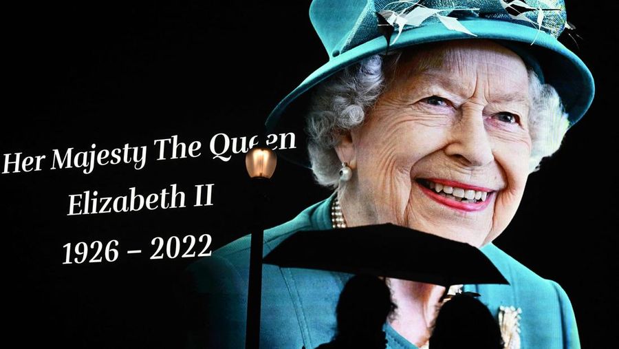 Warga melihat gambar besar Ratu Elizabeth II usai pengumuman meninggalnya pemimpin terlama inggris tersebut di Piccadilly Circus, London, Inggris, Kamis (8/9/2022). Ratu Elizabeth II yang merupakan pemimpin terlama yang memerintah Inggris dan tokoh negara selama tujuh dekade meninggal dalam usia 96 tahun. (Photo by BEN STANSALL/AFP via Getty Images)