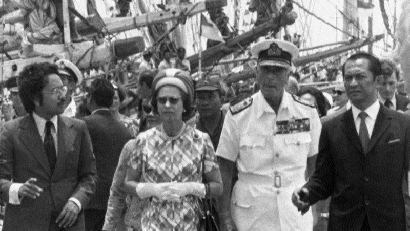Ratu Inggris Elizabeth II, didampingi oleh Presiden Indonesia Soeharto (kiri) dan Pangeran Philip, diperkenalkan kepada anggota Kabinet Indonesia, di Jakarta, pada 18 Maret 1974. (AP Photo)