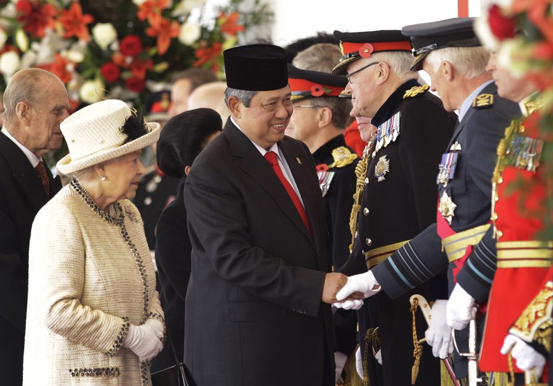 Ratu Inggris Elizabeth II, didampingi oleh Presiden Indonesia Soeharto Ratu Inggris Elizabeth II, didampingi oleh Presiden Indonesia Soeharto (kiri) dan Pangeran Philip, diperkenalkan kepada anggota Kabinet Indonesia, di Jakarta, pada 18 Maret 1974. (AP Photo)