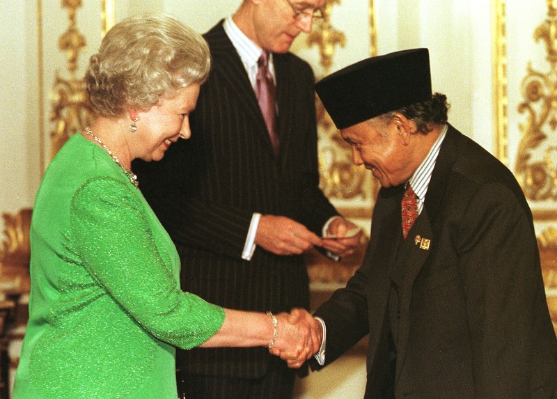 Ratu Inggris Elizabeth II, didampingi oleh Presiden Indonesia Soeharto (kiri) dan Pangeran Philip, diperkenalkan kepada anggota Kabinet Indonesia, di Jakarta, pada 18 Maret 1974. (AP Photo)