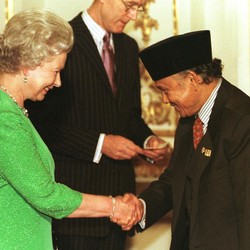 Kisah Sukses Habibie Kendalikan Dolar dari Rp16.000 ke Rp6.550