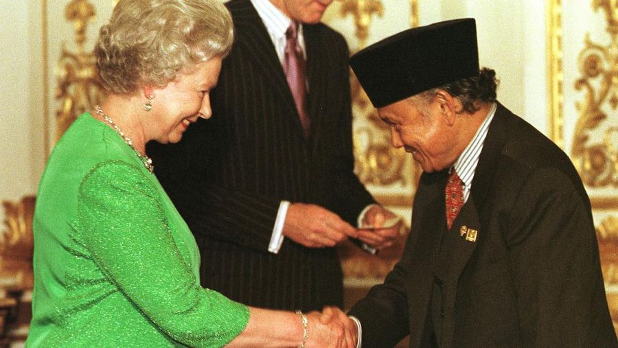 Ratu Inggris Elizabeth II, didampingi oleh Presiden Indonesia Soeharto (kiri) dan Pangeran Philip, diperkenalkan kepada anggota Kabinet Indonesia, di Jakarta, pada 18 Maret 1974. (AP Photo)