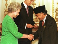 Kisah Sukses Habibie Kendalikan Dolar dari Rp16.000 ke Rp6.550