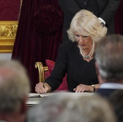 Begini Sosok Ratu Elizabeth II di Mata Permaisuri Camilla