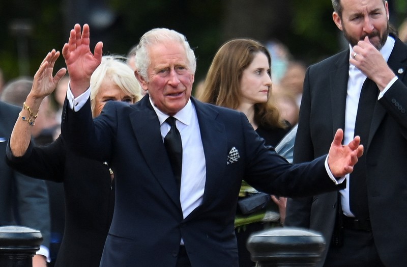 BRITAIN-ROYALS/QUEEN Britain's King Charles and Queen Camilla walk outside Buckingham Palace, following the passing of Britain's Queen Elizabeth, in London, Britain, September 9, 2022. REUTERS/Henry Nicholls