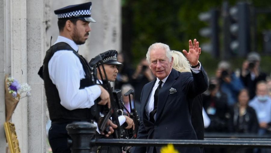 Britain's King Charles and Queen Camilla walk into Buckingham Palace, following the passing of Britain's Queen Elizabeth, in London, Britain, September 9, 2022. REUTERS/Toby Melville