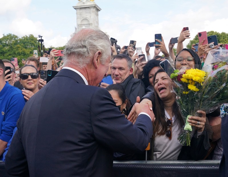 BRITAIN-ROYALS/QUEEN Britain's King Charles and Queen Camilla walk outside Buckingham Palace, following the passing of Britain's Queen Elizabeth, in London, Britain, September 9, 2022. REUTERS/Henry Nicholls