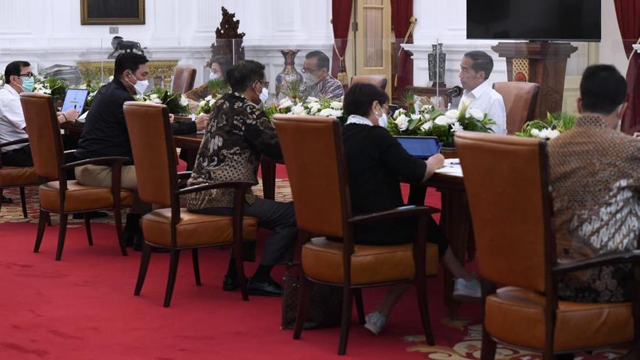 Presiden Joko Widodo memimpin rapat bersama jajarannya yang secara khusus membahas mengenai visa on arrival (VoA) dan Kartu Izin Tinggal Terbatas (Kitas). Rapat tersebut digelar di Istana Merdeka, Jakarta, pada Jumat, 9 September 2022. (Foto: Lukas - Biro Pers Sekretariat Presiden)